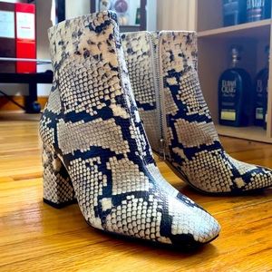 ✨ANN TAYLOR✨ Snakeskin Boots